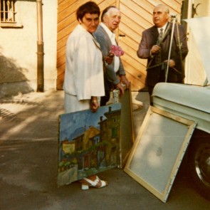 Das Ehepaar Kraus und der Maler vor dem Atelier "Am kleinen Woog" in Darmstadt