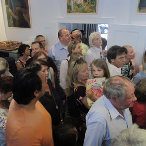 Zahlreiche Besucher drängen sich im Atelier