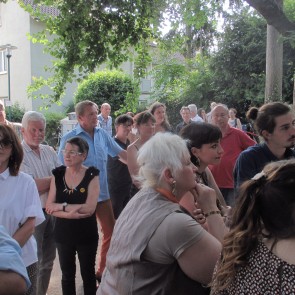 Während der Eröffnungsrede vor dem überfüllten Atelier