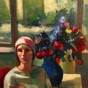 Sitzende Frau vor Blumenstrauß in blauer Vase