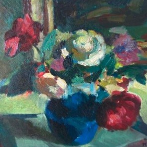 Blumen in blauer Vase