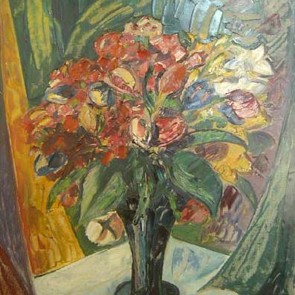 Blumen in schlanker Vase