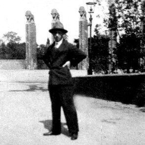 Carl Gunschmann vor dem Darmstädter "Löwentor" 