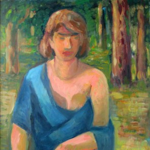 Frau in blauer Bluse zwischen Bäumen