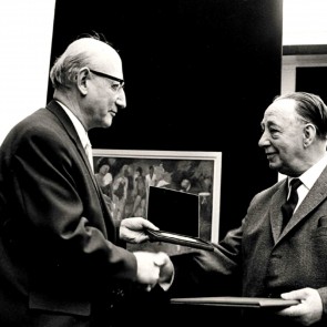 Verleihung der Silbernen Verdienstplakette der Stadt Darmstadt durch Bürgermeister Dr. Ernst Holtzmann im Jahr 1965