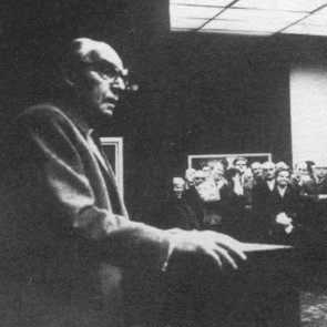 Kasimir Edschmid hält die Eröffnungsrede zur Einzelausstellung 1965 in der Kunsthalle Darmstadt