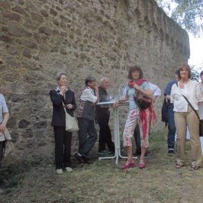Über Lautsprecher ist die Eröffnungsrede sowohl vor als auch hinter dem Atelier zu hören. 