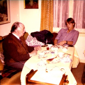 Kaffee und Kuchen mit dem Enkelsohn Gorry um 1976 in der Soderstraße