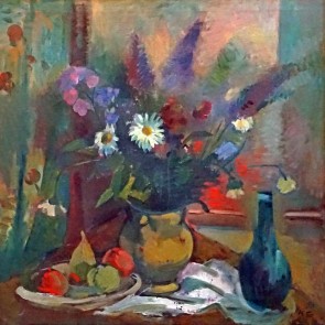 Blumenstillleben mit gefüllter Fruchtschale und blauer Flasche