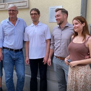 Die Gedenktafel ist enthüllt